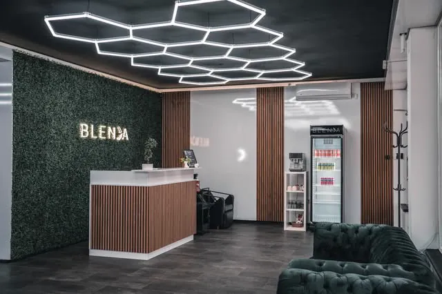 Blenda — recepcija i prostor salona