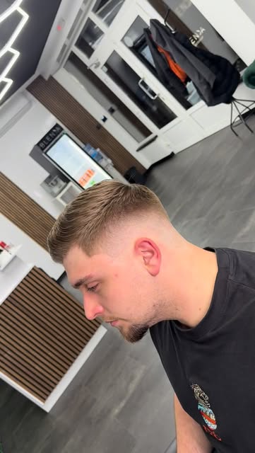 Kratka muška frizura s preciznim prijelazom iz Barbershopa Blenda